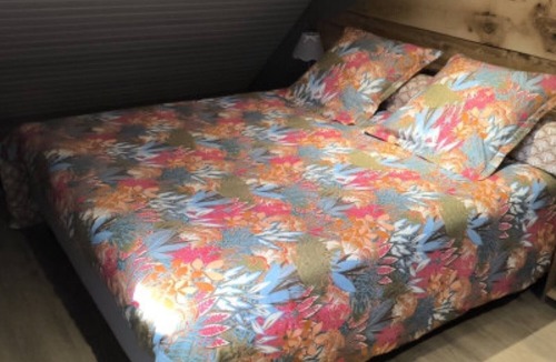 Plantades Bed & Breakfast | Bed and Breakfast 'Chambre Raphaël' with Mountain View, Wi-Fi and Air Conditioning
