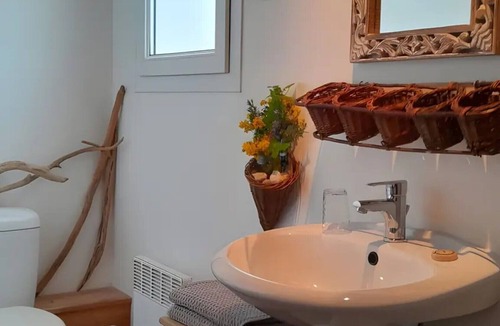Heirs-Brouage Bed & Breakfast | Bed and Breakfast 'Chambres D'hôtes La Marouette 2' with Shared Terrace and Wi-Fi