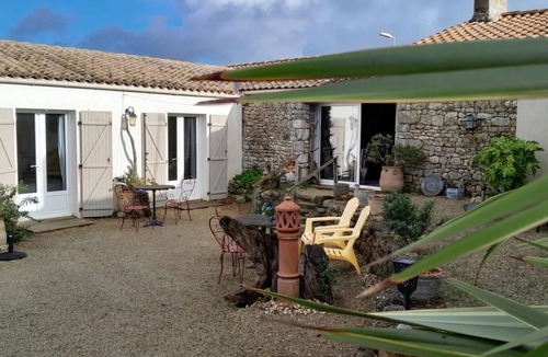 Heirs-Brouage Bed & Breakfast | Bed and Breakfast 'Chambres D'hôtes La Marouette 2' with Shared Terrace and Wi-Fi