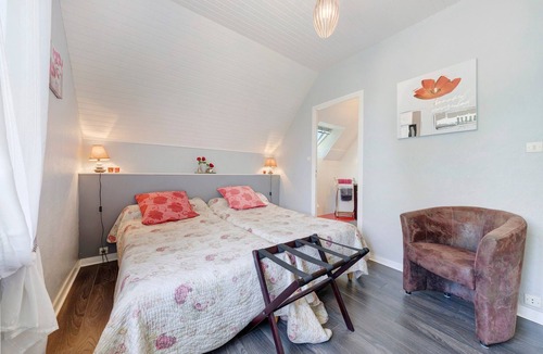 Lanhouarneau Bed & Breakfast | Bed and Breakfast 'La Chambre Rouge' with Shared Terrace, Shared Garden and Wi-Fi