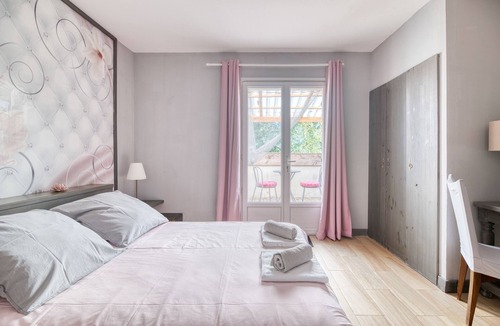 Le Fraysse Bed & Breakfast | Bed and Breakfast 'La Des Lys' with Shared Pool, Shared Garden and Wi-Fi