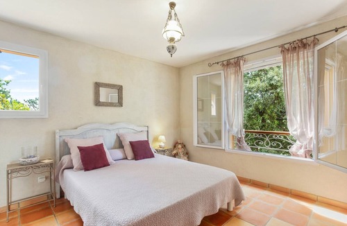 Carces Bed & Breakfast | Bed and Breakfast 'Les Lilas' with Shared Pool, Shared Terrace and Wi-Fi