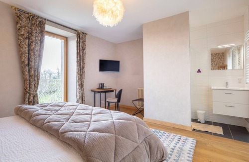 Concarneau Bed & Breakfast | Bed and Breakfast 'Madame De Staël' with Shared Terrace, Shared Garden and Wi-Fi