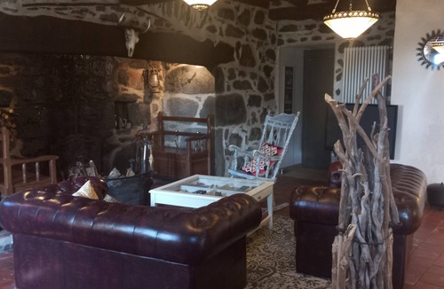 Saint-Bonnet-de-Salers Bed & Breakfast | Bed and Breakfast 'Bohème' with Shared Terrace and Shared Garden