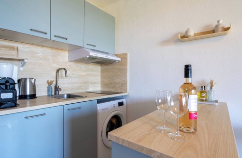 Saint-Mandrier-sur-Mer Condo | Breathtaking sea view,T3, for 6 , pool, parking