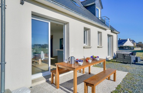 Penmarch Ski Chalet | Breton stay for 7 with view of Eckmühl lighthouse