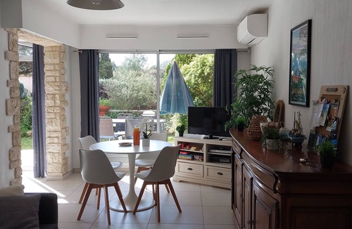Saint-Mandrier-sur-Mer Apartment | Bright 55m2 T3 with 90m2 garden, 400 m from the beach and shops