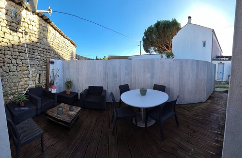 L'Echardiere Apartment | Bright, cosy apartment a stone's throw from the beach