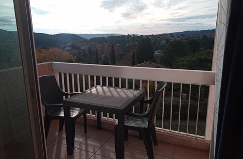 Greoux-les-Bains Apartment | Bright, modern apartment 10 minutes from the spa