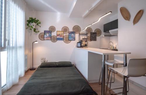 Bussiere - Cadiere Apartment | Bright modern with shared garden near Metro