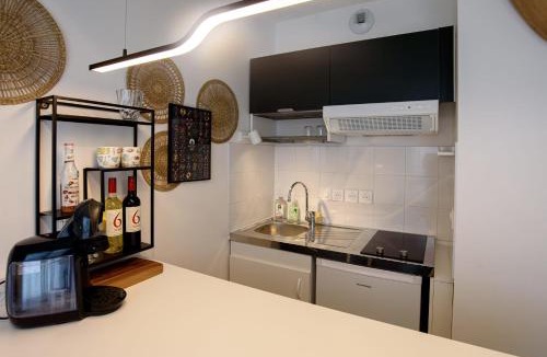 Bussiere - Cadiere Apartment | Bright modern with shared garden near Metro