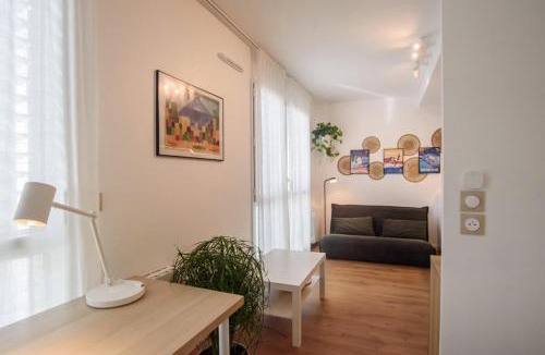 Bussiere - Cadiere Apartment | Bright modern with shared garden near Metro
