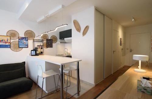 Bussiere - Cadiere Apartment | Bright modern with shared garden near Metro