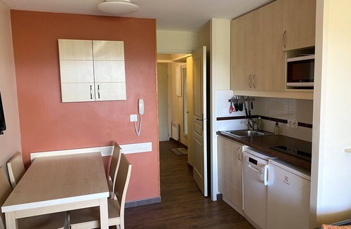 Cap Esterel Apartment | Bright studio 1st floor with covered terrace, pool access - 4 pers
