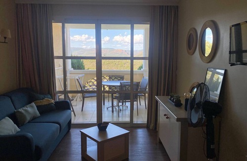 Cap Esterel Apartment | Bright studio 1st floor with covered terrace, pool access - 4 pers