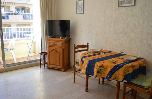 Sainte-Maxime City Centre Apartment | Bright studio 30m from the beach, balcony, air conditioning, shops nearby
