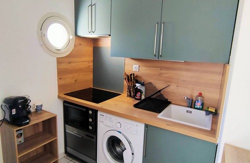 Les Arenes Apartment | Bright T2 with air conditioning and parking 500m from beach
