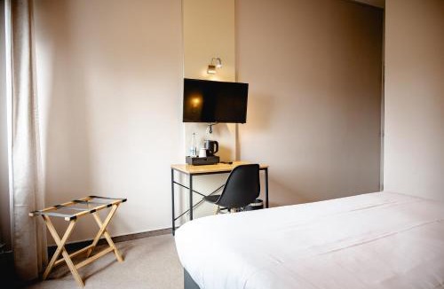 Guingamp Hotel | Brit Hotel L'Arrivée Guingamp