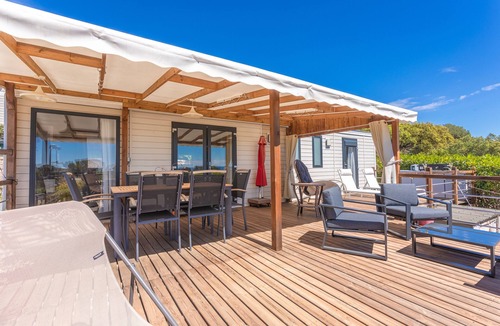 Le Dramont House | Bungalow 'Ile D'or Parcelle Victor Hugo 1' with Sea View, Shared Pool and Private Terrace