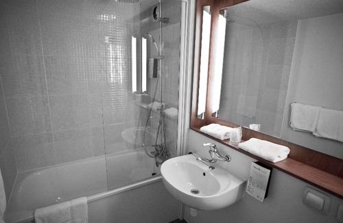 Vitrolles Hotel | Campanile Marseille Vitrolles Griffon