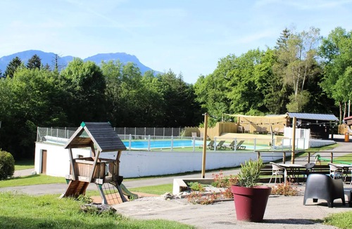 Miribel-les-Echelles Ski Chalet | Camping Le Balcon de Chartreuse* - Chalet Anémone 2 People
