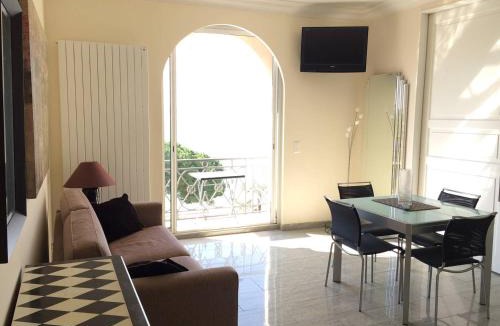 Cannes City Centre Apartment | Cannes La Croisette - Studio face mer avec chambre cabine et balcon