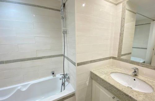 Cannes City Centre Apartment | Cannes La Croisette - Studio face mer avec chambre cabine et balcon