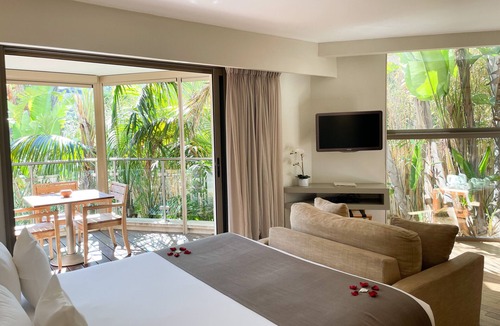 Riou - Petit Juas - Av de Grasse Hotel | Cannes Villa St Barth