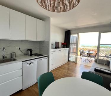 Cap Esterel Apartment | Cap Esterel - Charmant T2 climatisé vue mer 4/5 pers - Piscine - Parking