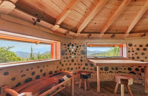 Bargeme RV Rental | Caravan 'Case Africaine' with Mountain View, Shared Terrace and Wi-Fi