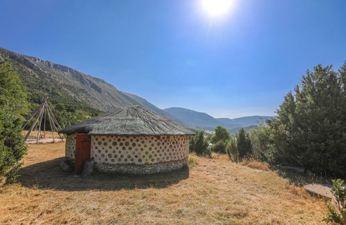 Bargeme RV Rental | Caravan 'Case Africaine' with Mountain View, Shared Terrace and Wi-Fi