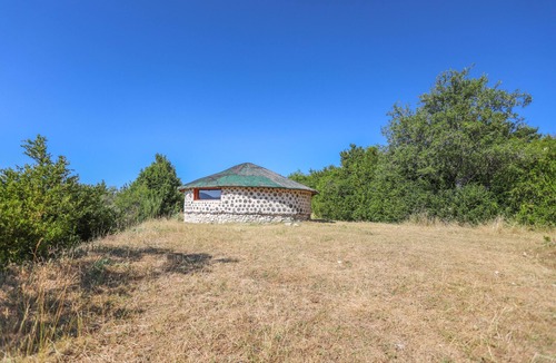 Bargeme RV Rental | Caravan 'Case Africaine' with Mountain View, Shared Terrace and Wi-Fi