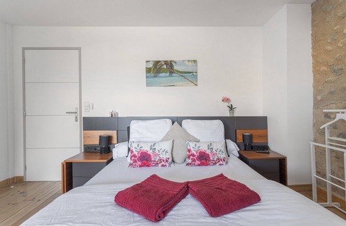 Bages Bed & Breakfast | Caribbean Room with Shared Pool and Terrace