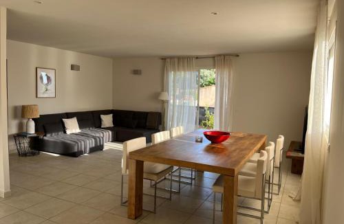 Valpaja House | CASA Petra Rosa