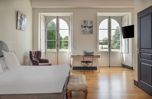 Baune Hotel | Château de Briançon, The Originals Relais