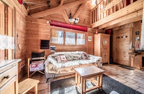 Verchaix Ski Chalet | Chalet “6p Classique - Clématite” with Mountain View, Private Terrace & Wi-Fi