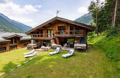 Chamonix-Mont-Blanc Ski Chalet | Chalet Bonnabelle, hot tub, parking, central Chamonix