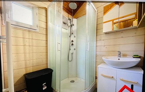 Lissac-sur-Couze Ski Chalet | Chalet climatisé avec piscine et lac à proximité
