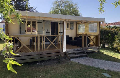 Saint-Pierre-d'Oleron Ski Chalet | Chalet in a private park in Saint Pierre D'oléron