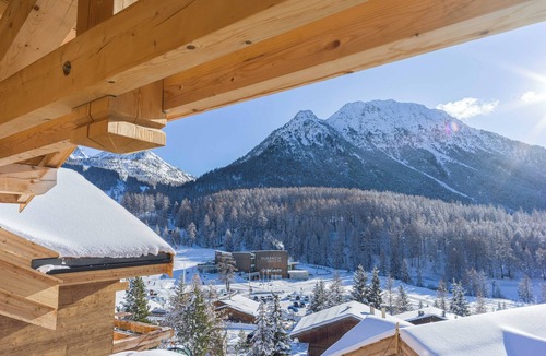 Montgenevre Ski Chalet | Chalet Isatis - luxury, space & doorstep skiing