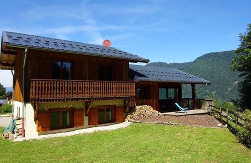 La Riviere-Enverse Ski Chalet | Chalet Le Cochon Noir sleeps 8 self catered big mountain view + logburner FAB