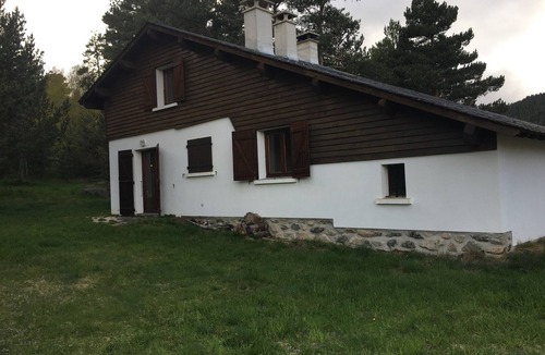 Formigueres Ski Chalet | Chalet 'Les Iris' with Mountain View and Private Garden