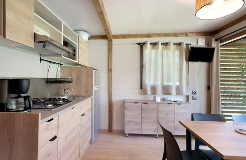 Saint-Martial-de-Nabirat Ski Chalet | Chalet 'Morea 5 Personnes' with Shared Pool, Wi-Fi and Air Conditioning