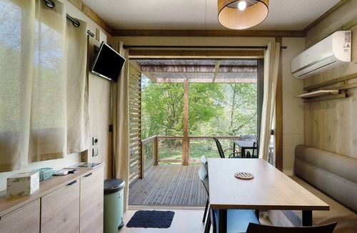 Saint-Martial-de-Nabirat Ski Chalet | Chalet 'Morea 5 Personnes' with Shared Pool, Wi-Fi and Air Conditioning