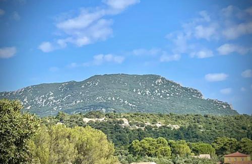 Saint-Jean-de-Cuculles Ski Chalet | Chalet with a view of Pic Saint Loup, large garden
