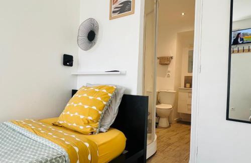 Lambezellec House | Chambre salle d'eau privée