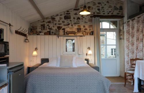 Cholet Apartment | Chambre studio au Bord de la Piscine chauffée et privée pour vous le soir !