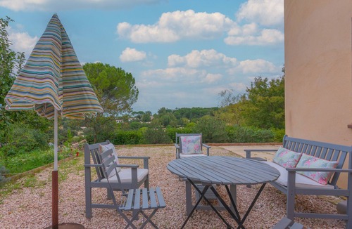Brignoles Apartment | Charmant Apartment Brignoles with Private Terrace and Air Conditioning