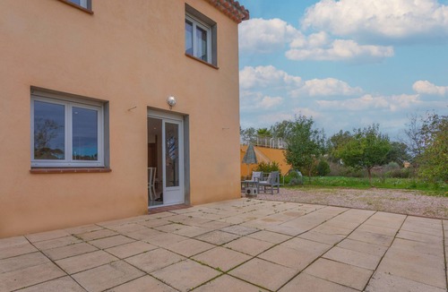 Brignoles Apartment | Charmant Apartment Brignoles with Private Terrace and Air Conditioning
