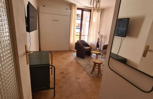4th Arrondissement House | Charmant Studio Avec Balcon